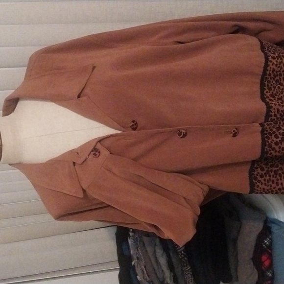 Leopard & microfiber top or jacket - Picture 2 of 10